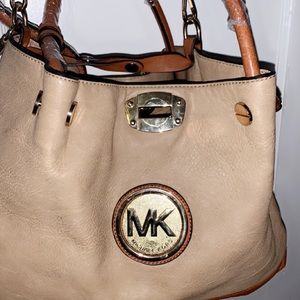 It’s a very big purse 👜